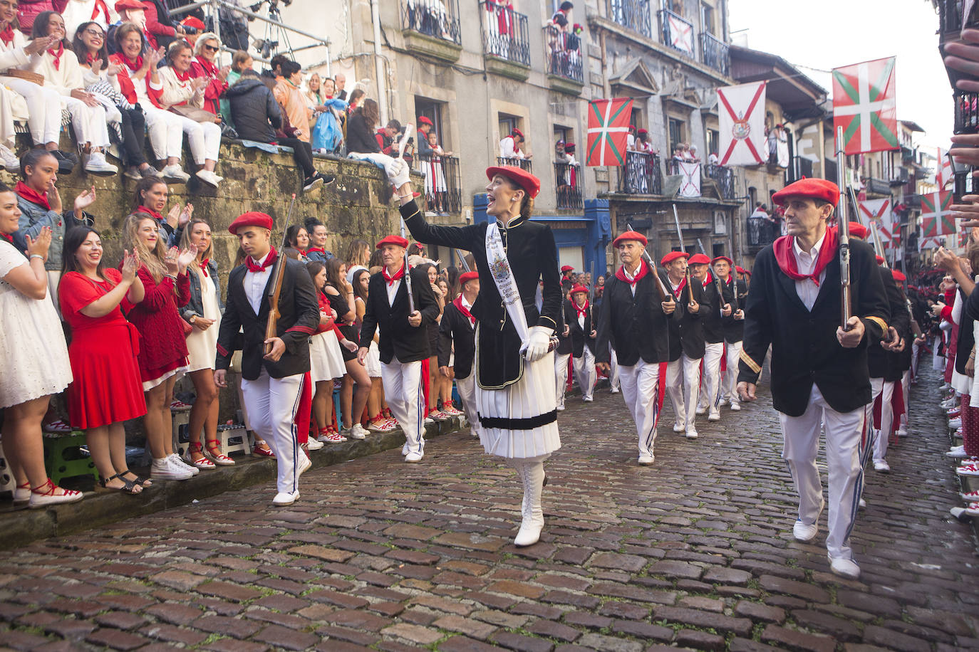 Fotos: Hondarribia se vuelca con el Alarde