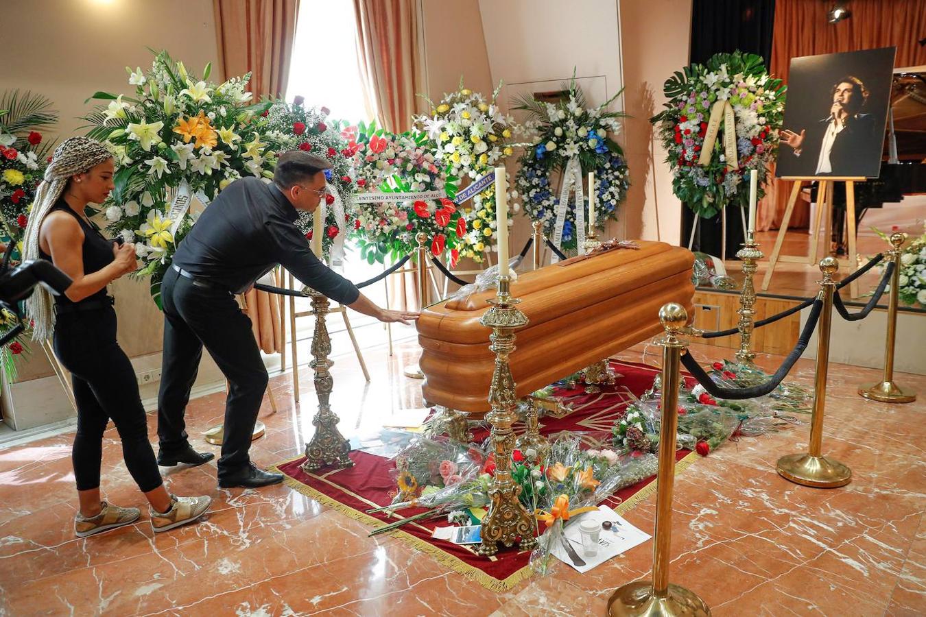 Diversas personas muestran sus respetos en la capilla ardiente del cantante Camilo Sesto.