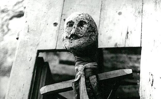 Imagen principal - Un 'txorimalo' en el caserío de Juan Luis Goenaga (1968); el caserío Gorostidi, de Orexa; una fotografía de la serie 'Muñecos' (1975) y un bosque de Oñati (1980). Fotografías cedidas por Antton Elizegi.