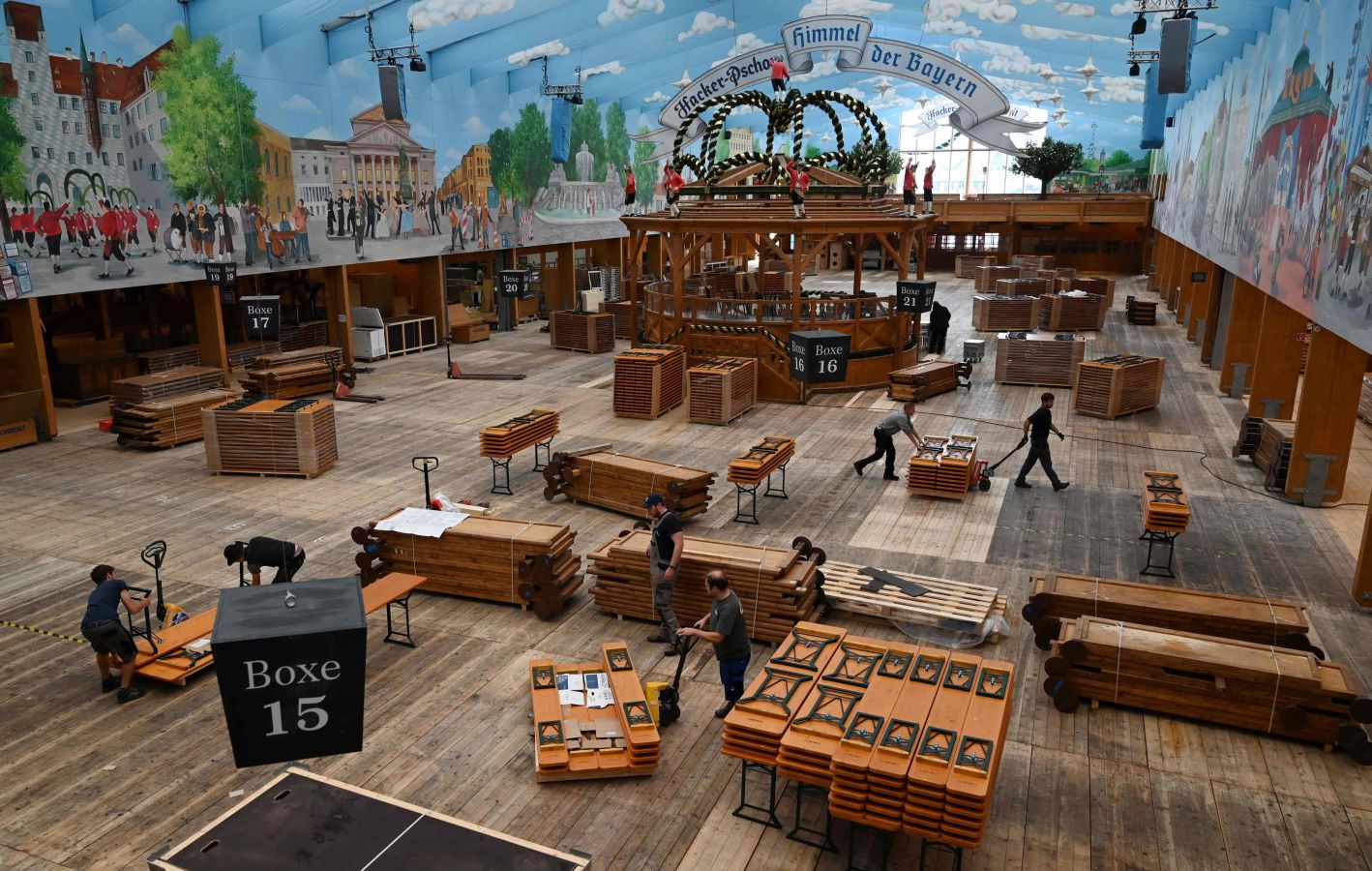 Los trabajadores están instalando las mesas y las barras de cerveza para celebrar un año más el festival de la cerveza en Múnich. 