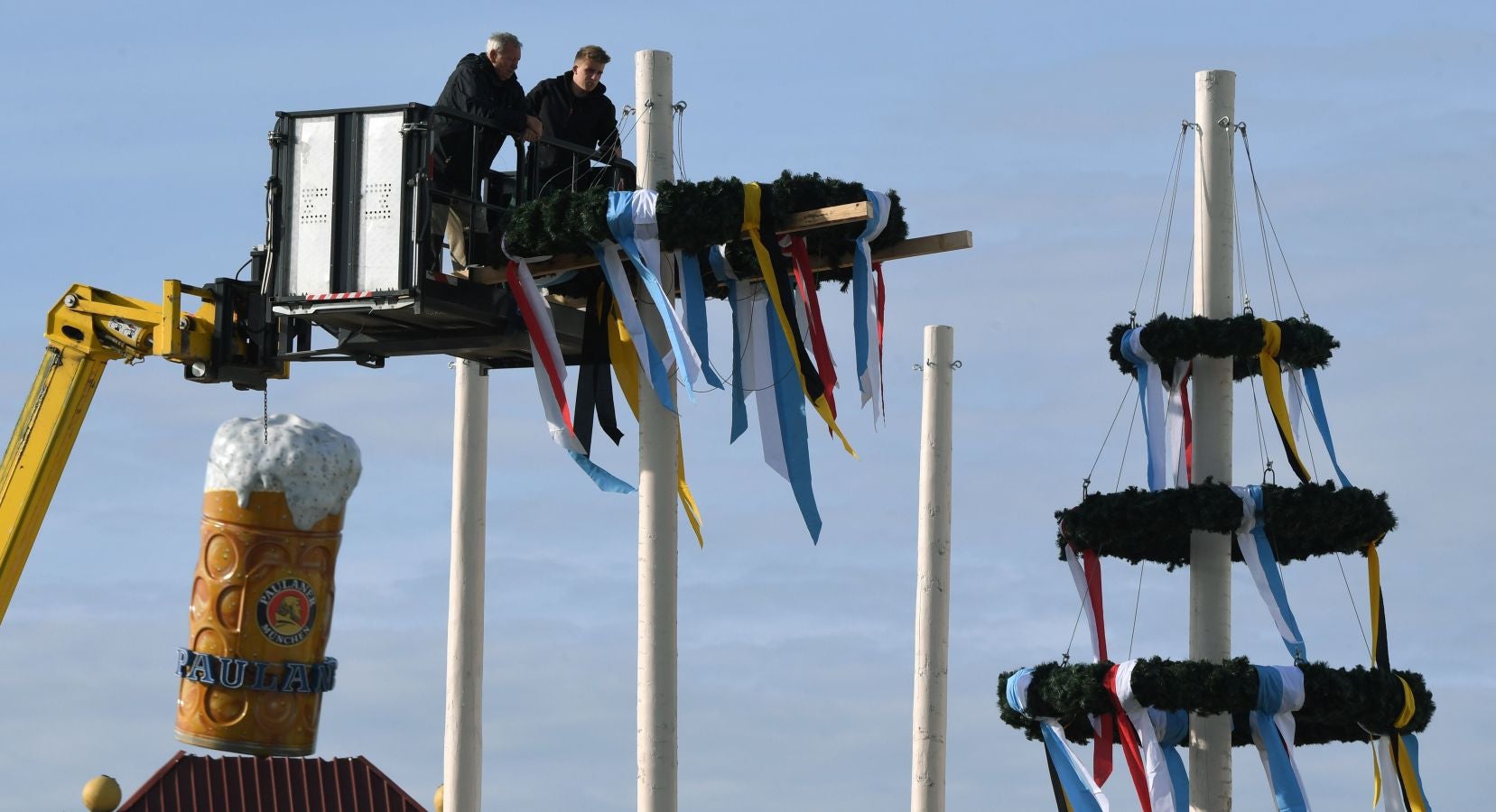 Los trabajadores están instalando las mesas y las barras de cerveza para celebrar un año más el festival de la cerveza en Múnich. 