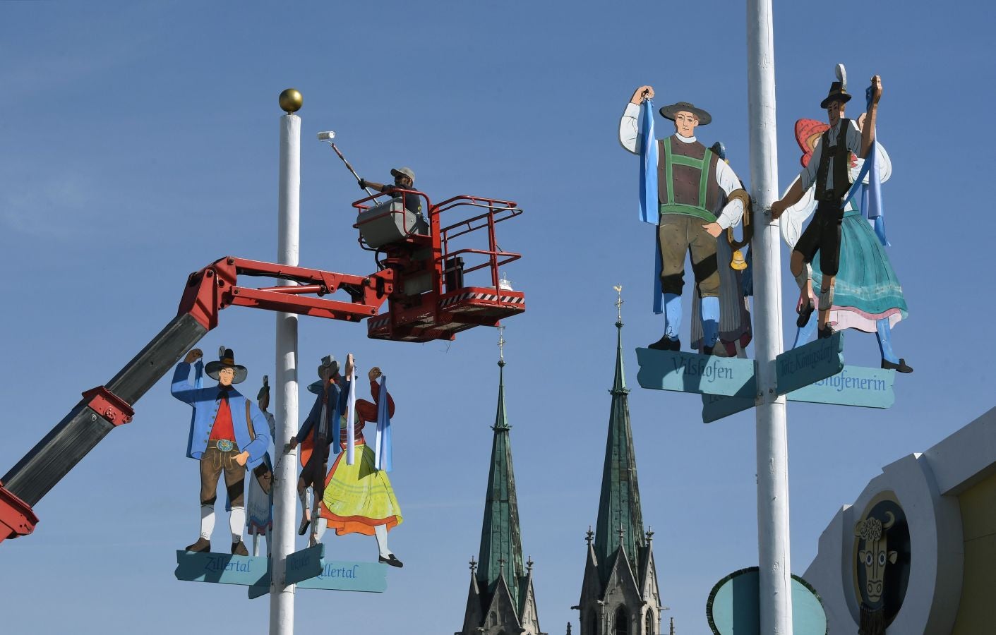 Los trabajadores están instalando las mesas y las barras de cerveza para celebrar un año más el festival de la cerveza en Múnich. 