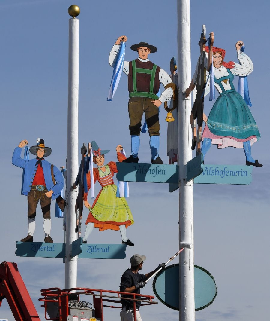 Los trabajadores están instalando las mesas y las barras de cerveza para celebrar un año más el festival de la cerveza en Múnich. 