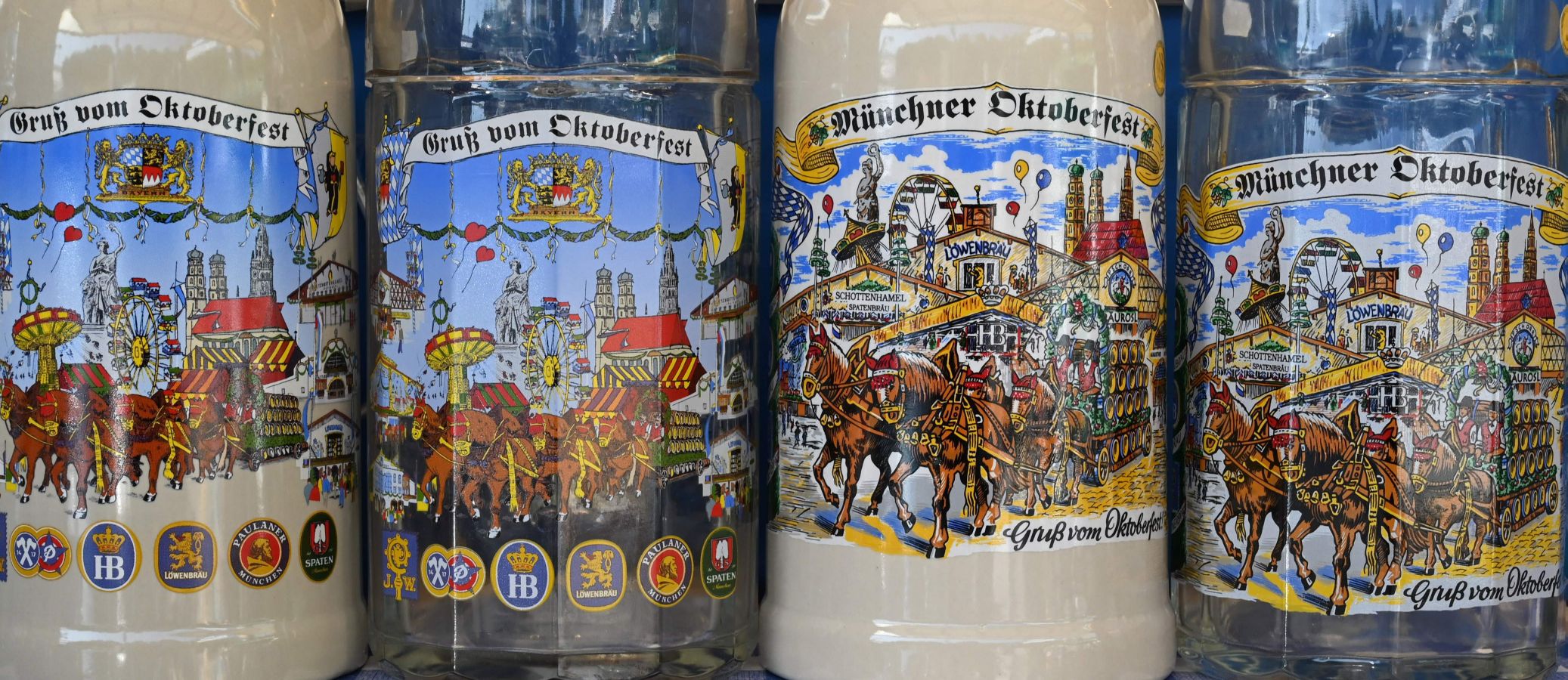 Los trabajadores están instalando las mesas y las barras de cerveza para celebrar un año más el festival de la cerveza en Múnich. 