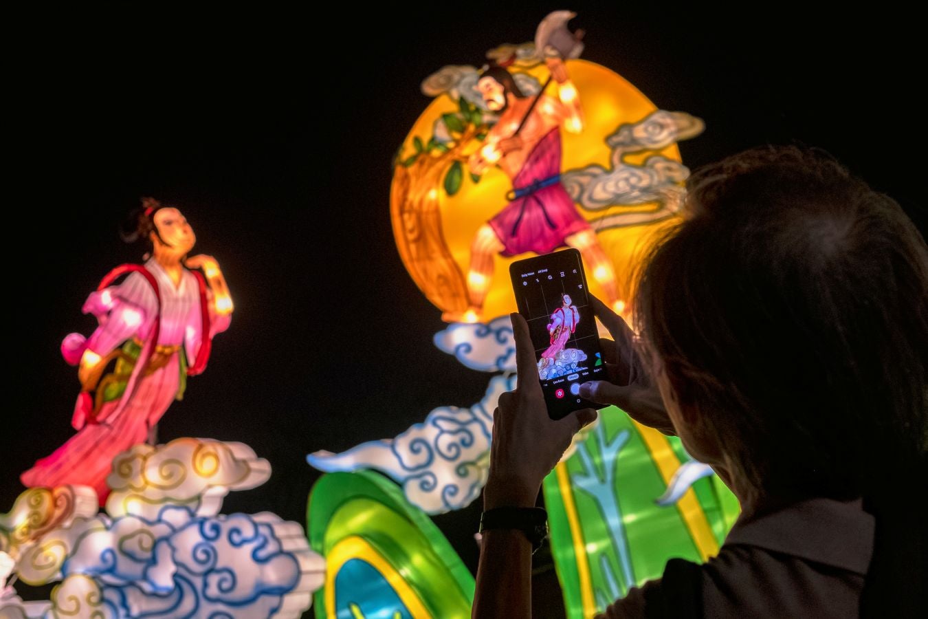 La luz y el color fueron los protagonistas durante la celebración del Festival Medio Otoño en el Jurong Lake Gardens.