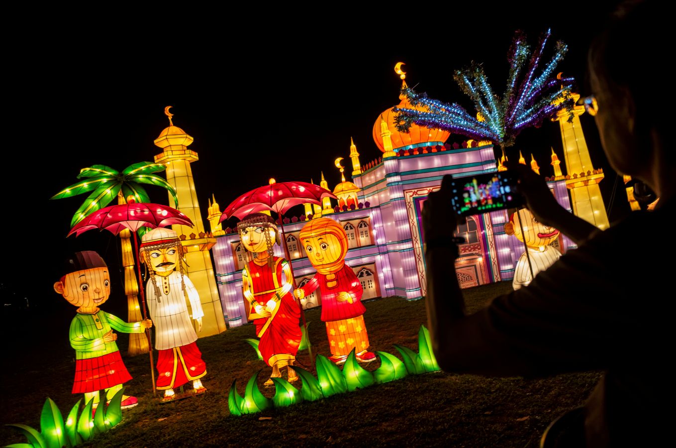 La luz y el color fueron los protagonistas durante la celebración del Festival Medio Otoño en el Jurong Lake Gardens.