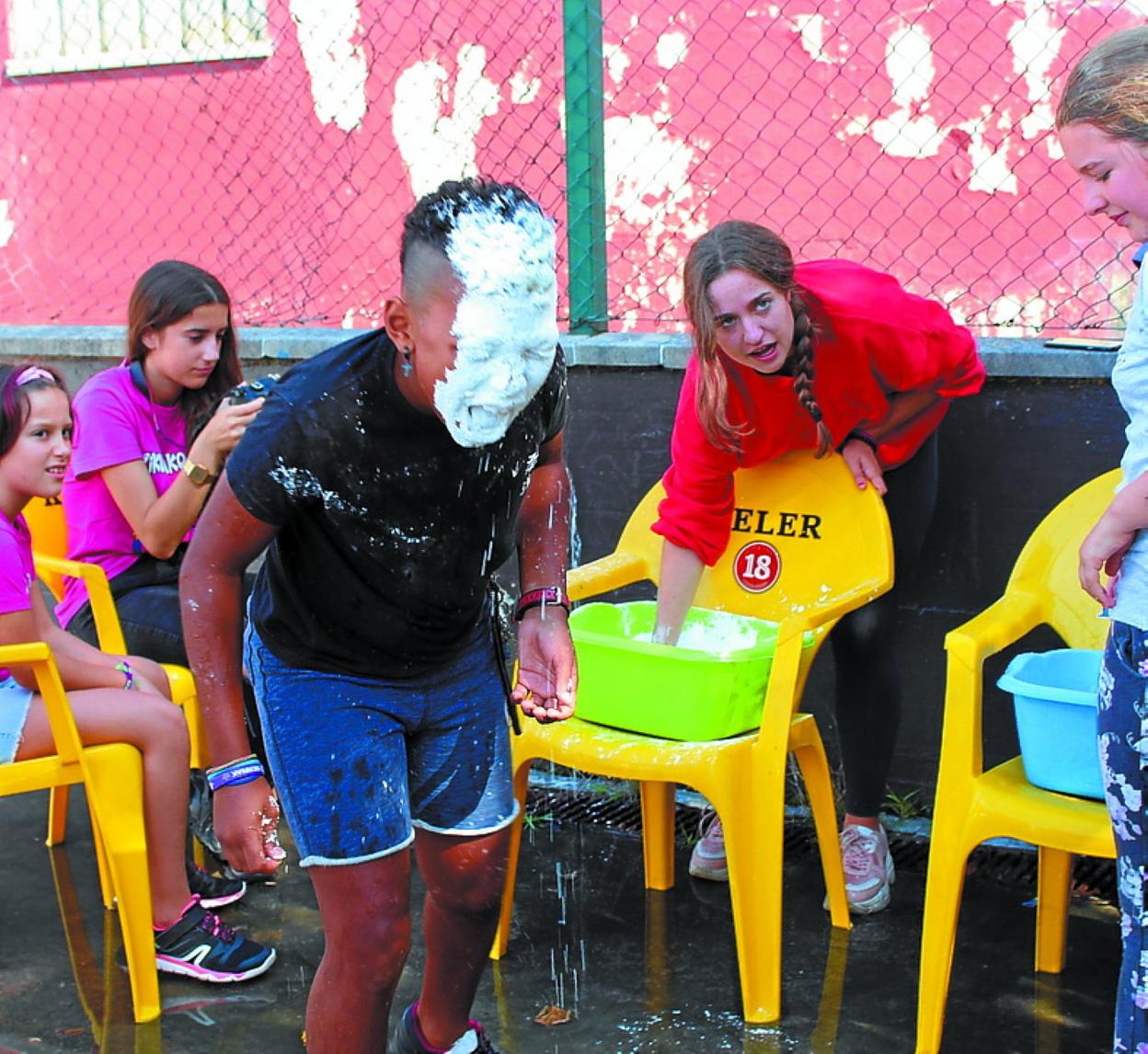 Los jóvenes del barrio se lo pasaron en grande participando en los juegos de toda la vida organizados para ellos. 