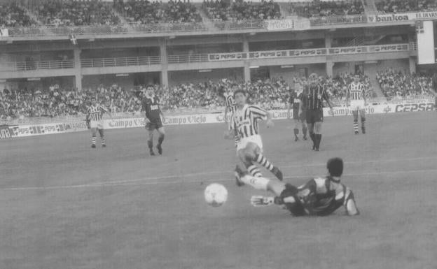 Primer goleador. Loren bate a Buyo en la inauguración de Anoeta el 13 de agosto de 1993, convirtiéndose en el primer goleador del estadio realista.