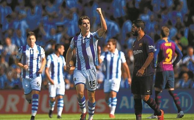Solo faltaba el fondo. Aritz Elustondo celebra el 1-0 que anotó ante el Barcelona en el primer partido de Anoeta sin pistas, aunque con el fondo norte sin terminar. 