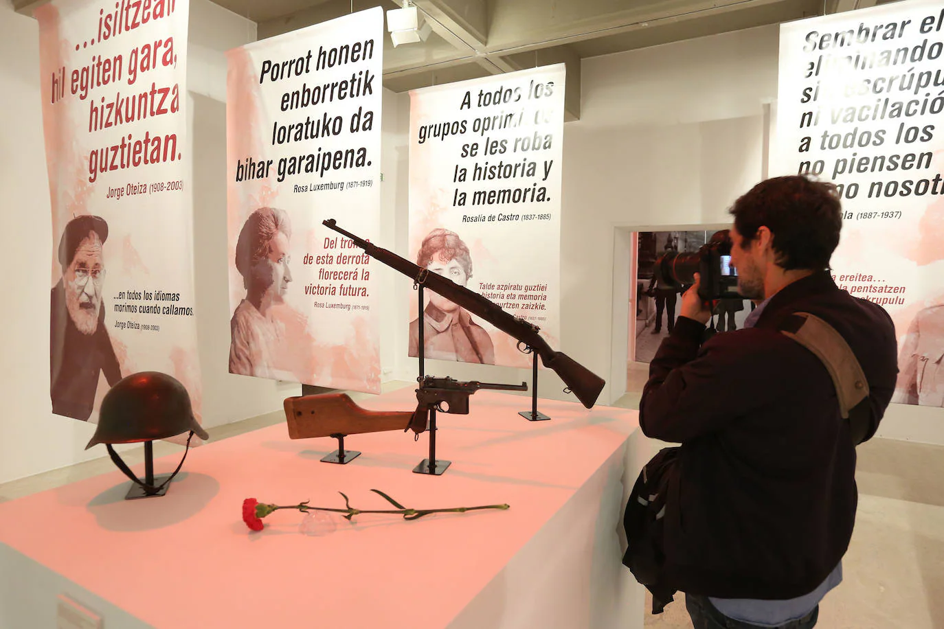 El centro Koldo Mitxelena ha presentado este martes la exposición 'Guerra civil en Gipuzkoa: resistencia y dignidad'. Incluye un panel que, por primera vez, reúne los nombres de los 12.000 combatientes que se movilizaron en el territorio.