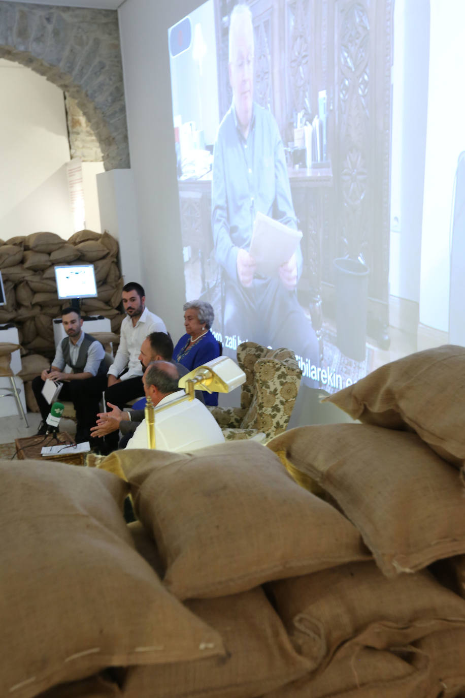 El centro Koldo Mitxelena ha presentado este martes la exposición 'Guerra civil en Gipuzkoa: resistencia y dignidad'. Incluye un panel que, por primera vez, reúne los nombres de los 12.000 combatientes que se movilizaron en el territorio.