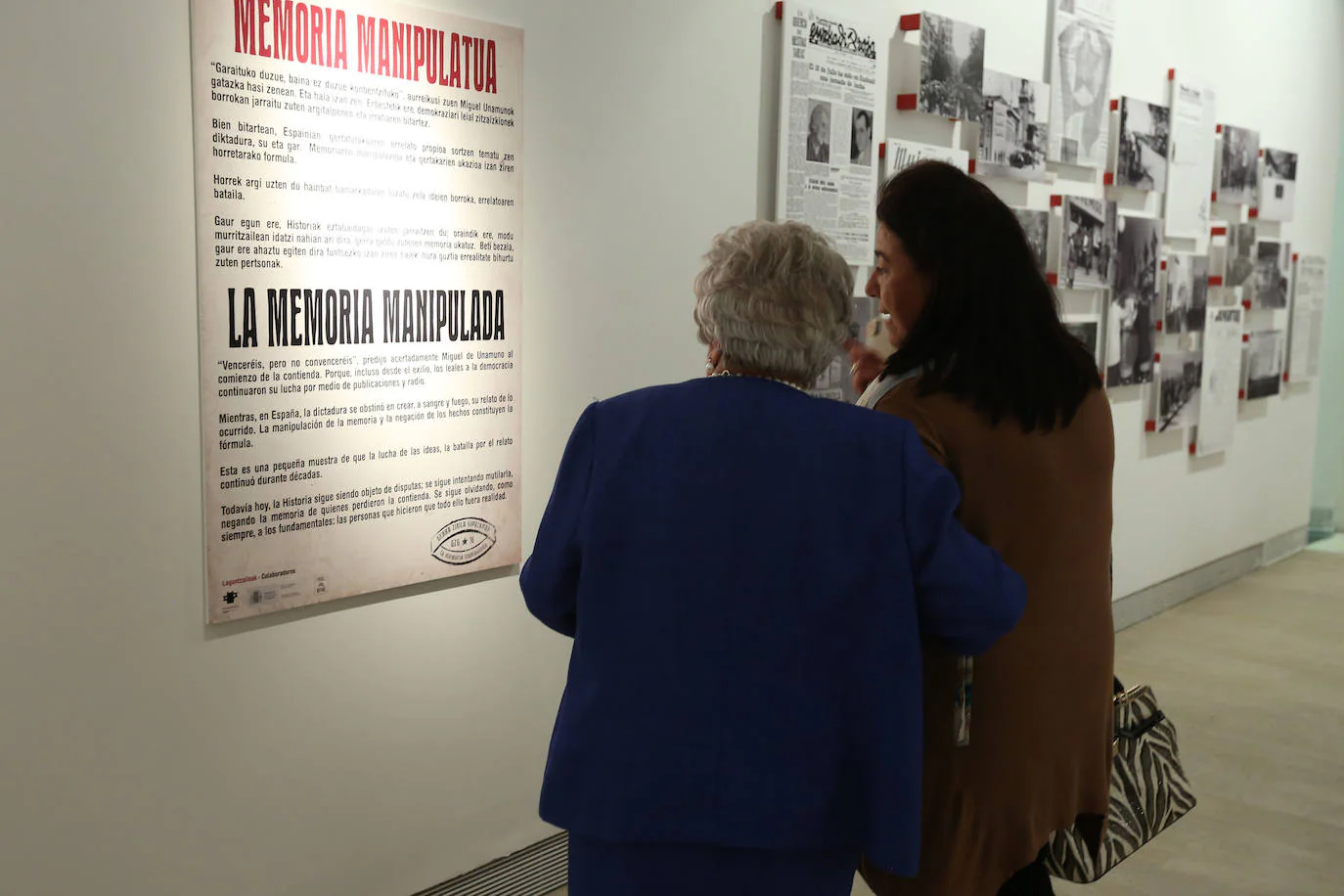 El centro Koldo Mitxelena ha presentado este martes la exposición 'Guerra civil en Gipuzkoa: resistencia y dignidad'. Incluye un panel que, por primera vez, reúne los nombres de los 12.000 combatientes que se movilizaron en el territorio.