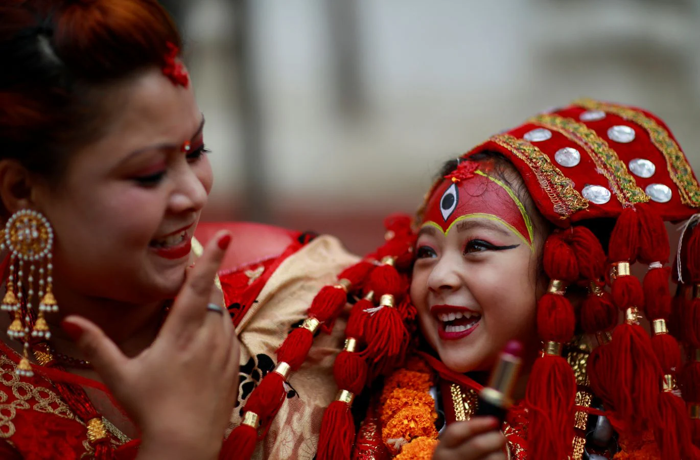 Niñas vestidas como la Diosa Viviente Kumari para celebrar el festival Kumari Puja en Katmandú (Nepal). Las niñas se hacen pasar por la Diosa y son adoradas por personas creyendo que sus hijos se mantendrán sanos