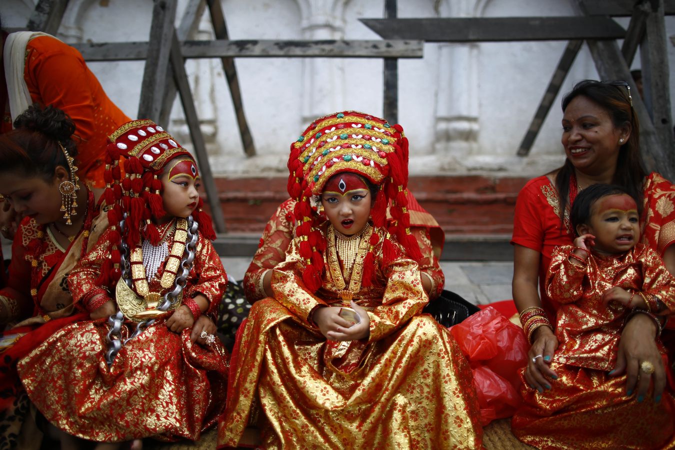 Niñas vestidas como la Diosa Viviente Kumari para celebrar el festival Kumari Puja en Katmandú (Nepal). Las niñas se hacen pasar por la Diosa y son adoradas por personas creyendo que sus hijos se mantendrán sanos