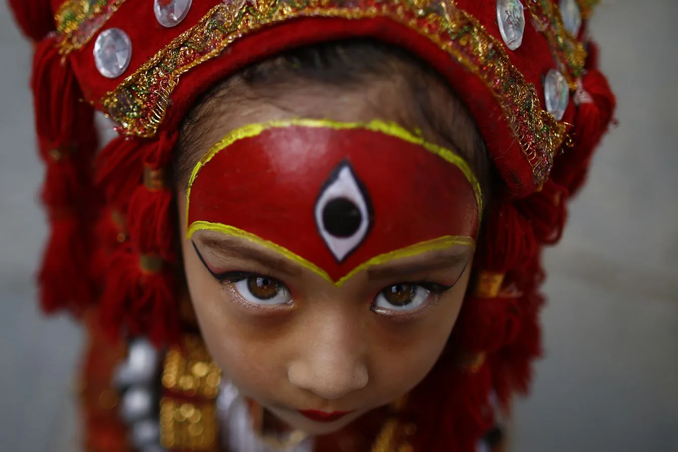 Niñas vestidas como la Diosa Viviente Kumari para celebrar el festival Kumari Puja en Katmandú (Nepal). Las niñas se hacen pasar por la Diosa y son adoradas por personas creyendo que sus hijos se mantendrán sanos