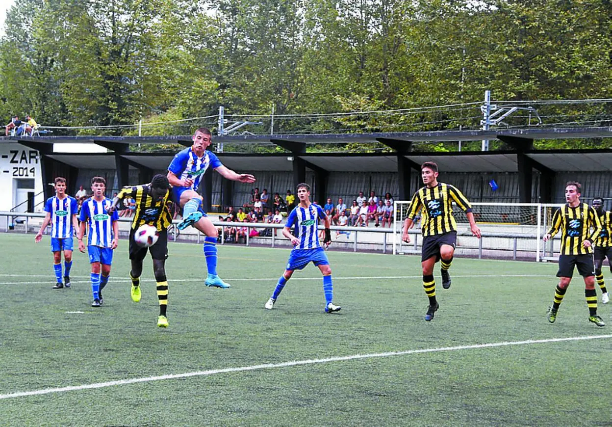 Dos momentos del último partido de pretemporada jugado entre el Amaikak Bat y la Cultural de Durango en Errota Zar. 