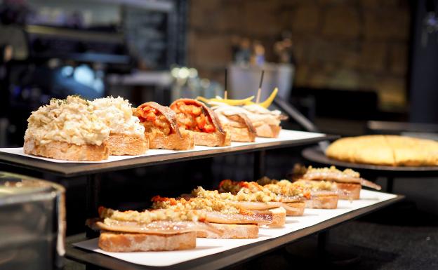 Los pintxos son uno de los mayores atractivos de la cocina local.