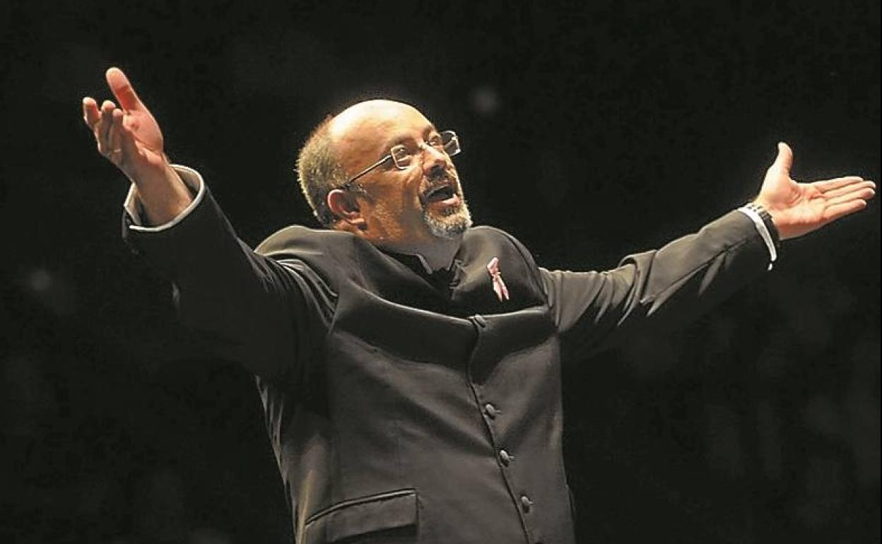 Laskurain tiene doble licenciatura en orquesta y banda.