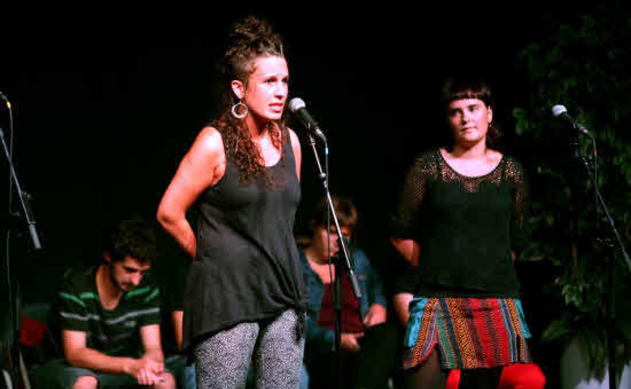 Ane Labaka (ezkerrean), 'Ez daitezela ahaztu' proiektuaren sortzaileetako bat, Zarauzko Lizardi bertsolari sari lehiaketan. 