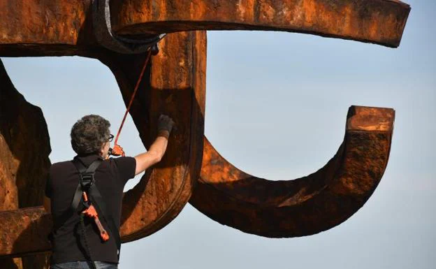 Limpieza de las pintadas del Peine del Viento