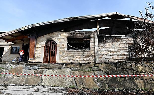 Imagen principal - El exterior de la quesería de Getaria totalmente destruida y uno de los trofeos que el pastor logró con sus quesos.