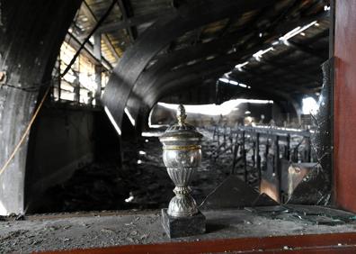 Imagen secundaria 1 - El exterior de la quesería de Getaria totalmente destruida y uno de los trofeos que el pastor logró con sus quesos.