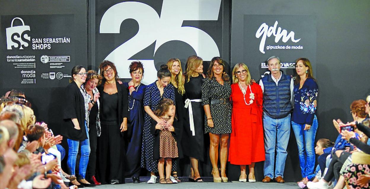 Representantes de establecimientos y participantes en el desfile. 