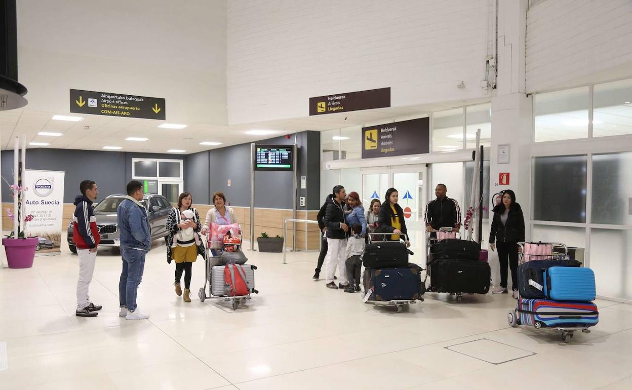 Pasajeros en el interior del aeropuerto de Hondarribia.