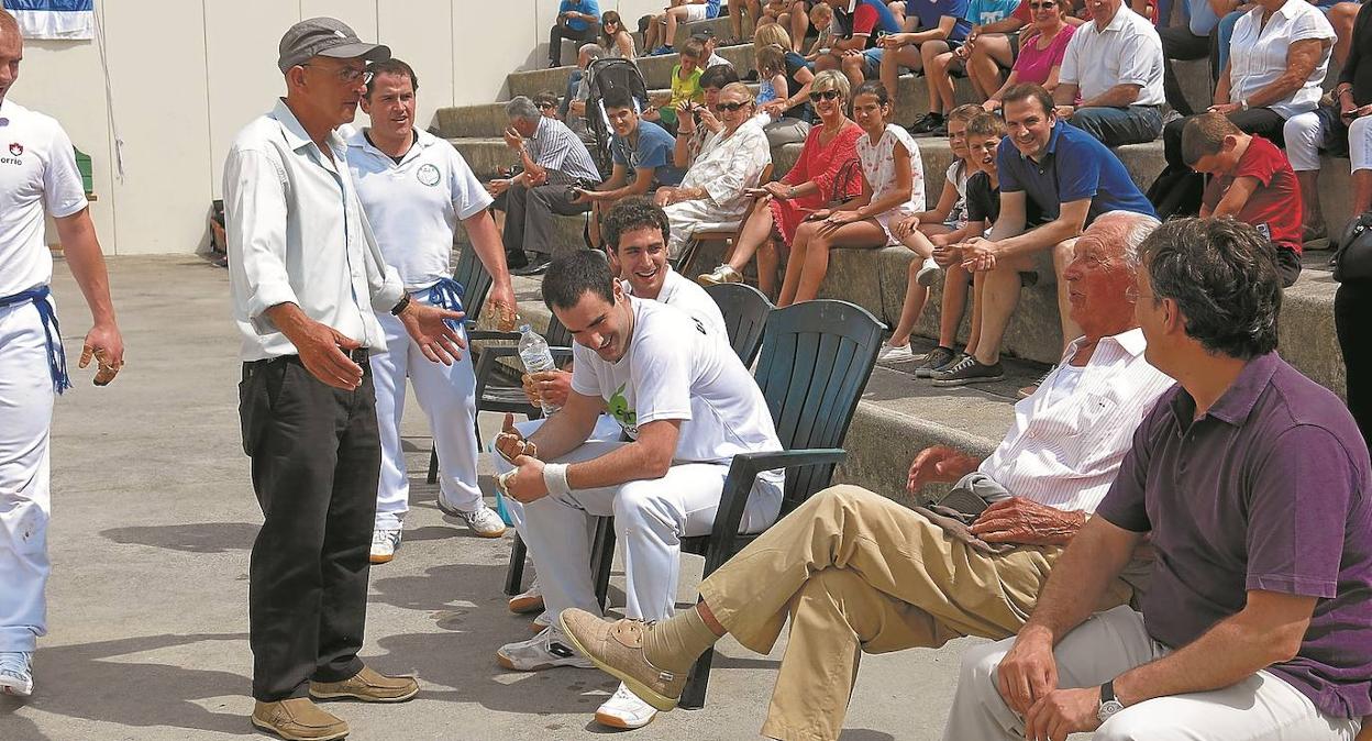 Un momento de la inauguración del frontón Miguel Gallastegi, con el pelotari en la parte derecha de la imagen.