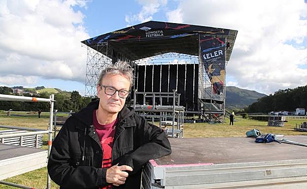 Sergio Cruzado, ayer ante el escenario principal que se está montando en el hipódromo.