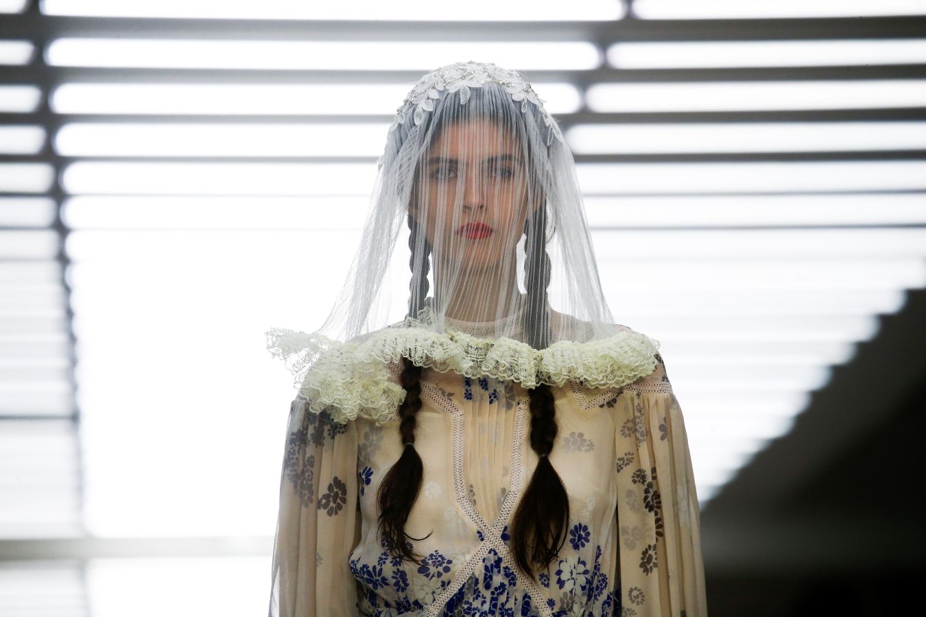 Las modelos desfilan los vestidos del diseñador turco durante la 'London Fashion Week' de cara a la colección 2020 de primavera y verano.