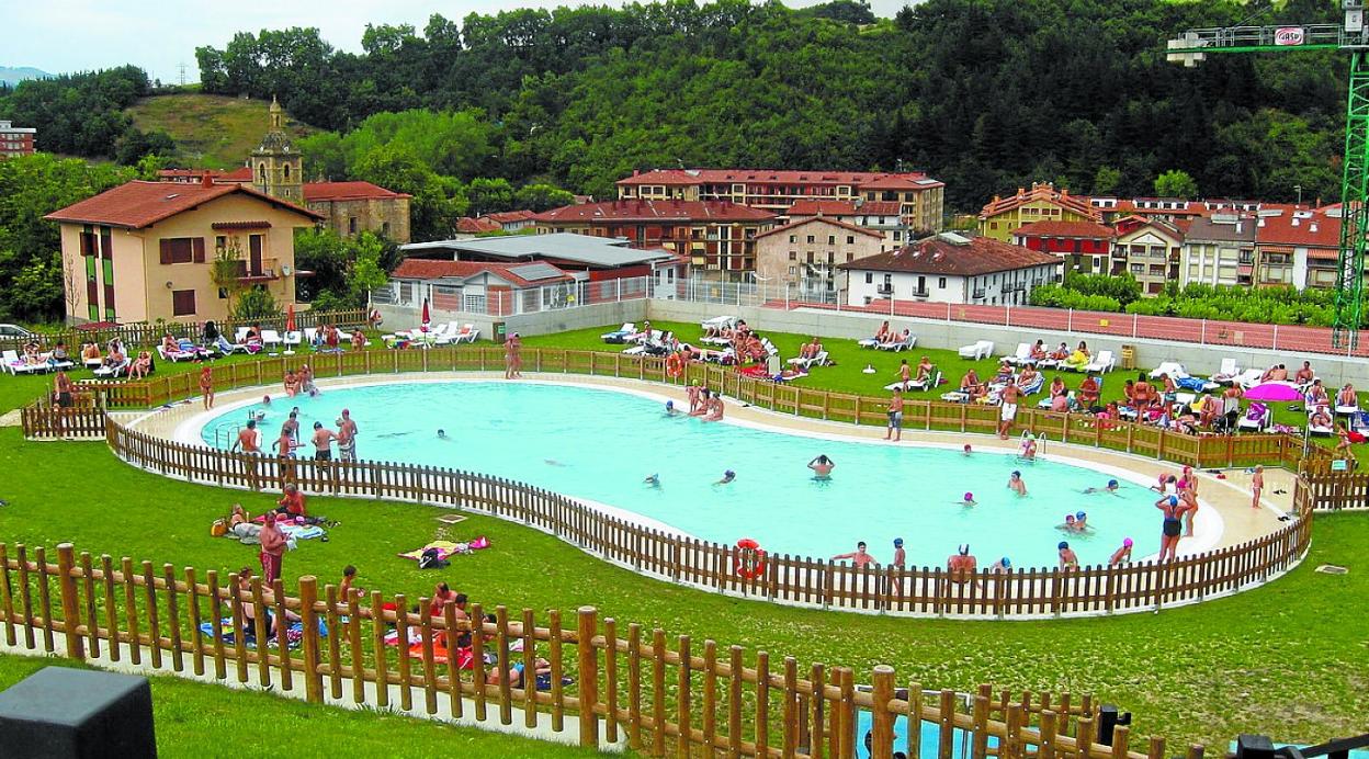 Las piscinas descubiertas de Lazkao se inauguraron en 2010.