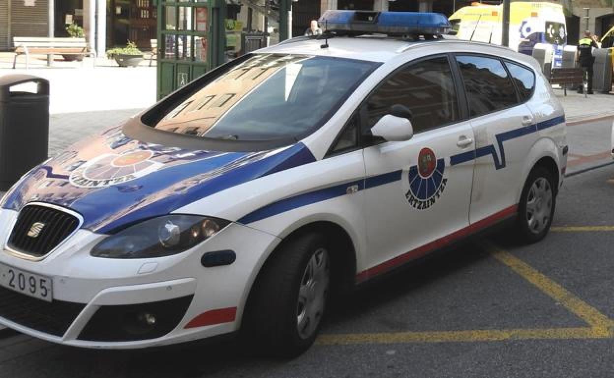 Imagen de un coche de la Ertzaintza ajeno a la noticia. / 