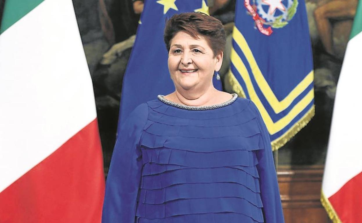 Teresa Bellanova, con su vestido azul, en su toma de posesión como ministra de Agricultura. 
