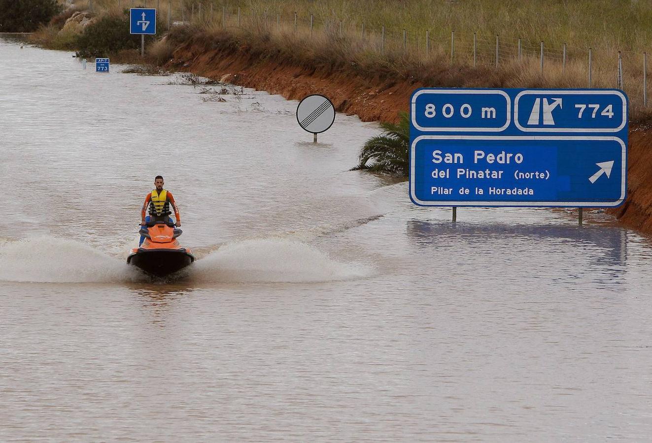 Los equipos de rescate utilizan motos de agua para transitar por la autovía A-7 a su paso por Pinar de la Horadada (Alicante).