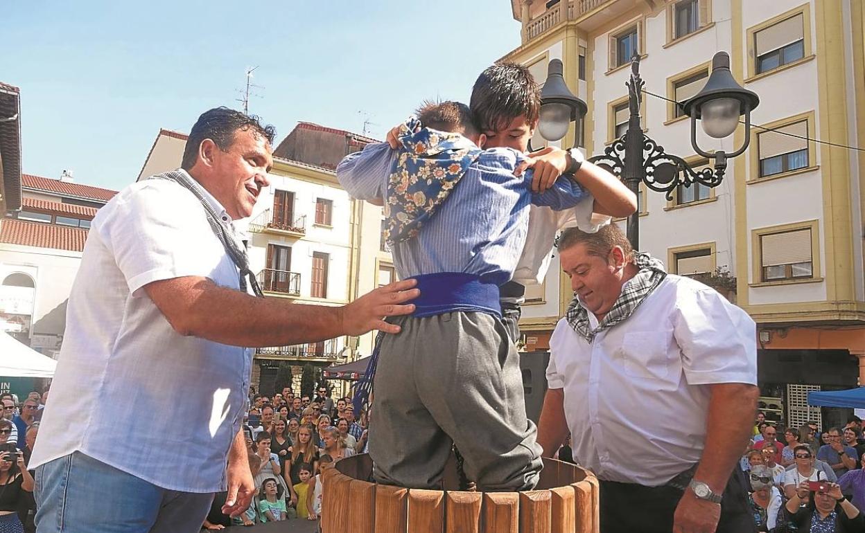 El prensado de la uva, el acto principal de la fiesta comenzará a las 12.00 del mediodía. 