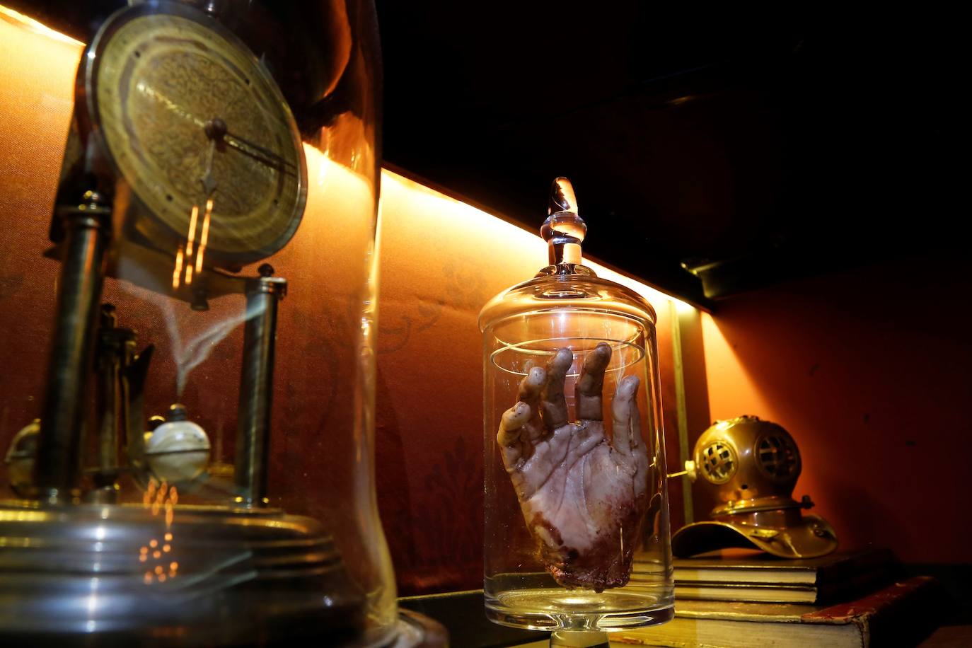 Ya está abierta la exposición «Monster Suite» en la ciudad de Guadalajara, Jalisco (México). Monstruos, calaveras y un ambiente victoriano rodean la habitación inspirada en las obra del director mexicano Guillermo del Toro en la que sus fanáticos más acérrimos podrán pasar una noche y sentirse como los protagonistas de alguna de sus películas. 