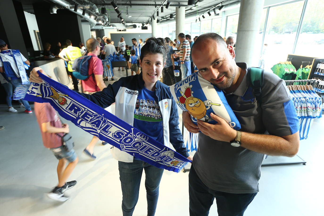 Expectación entre los aficionados de la Real Sociedad por conocer y estrenar el nuevo Reale Arena