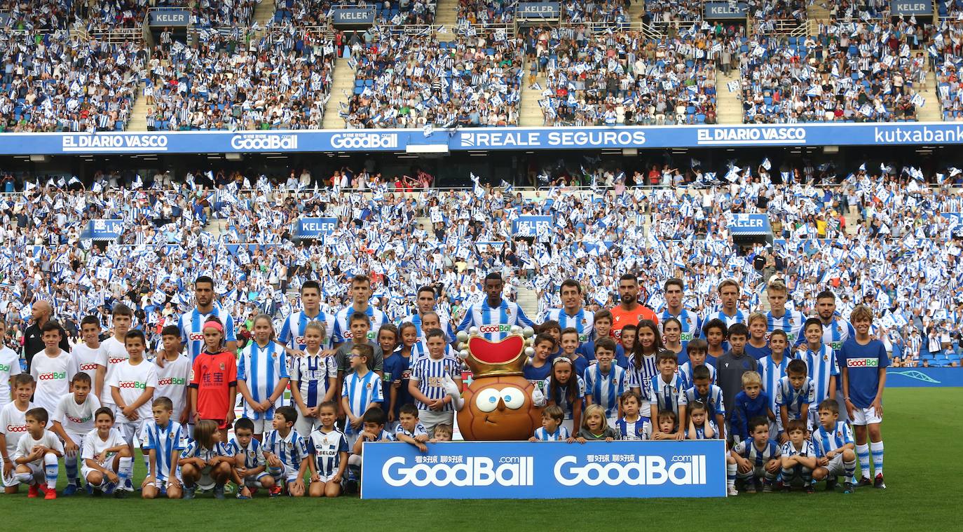 Gran ambiente en el estreno de la Real esta temporada en Anoeta