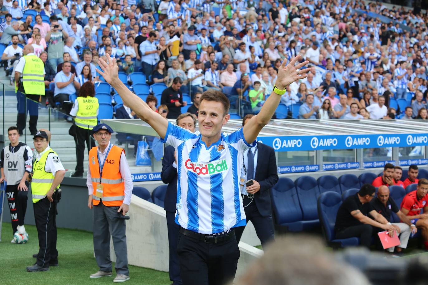 Gran ambiente en el estreno de la Real esta temporada en Anoeta
