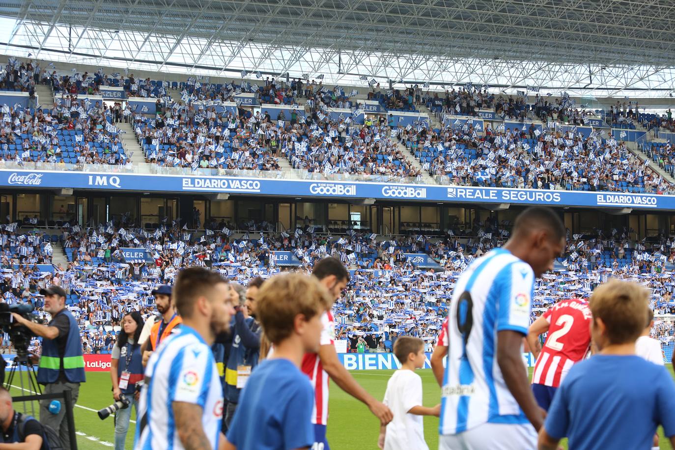 Gran ambiente en el estreno de la Real esta temporada en Anoeta