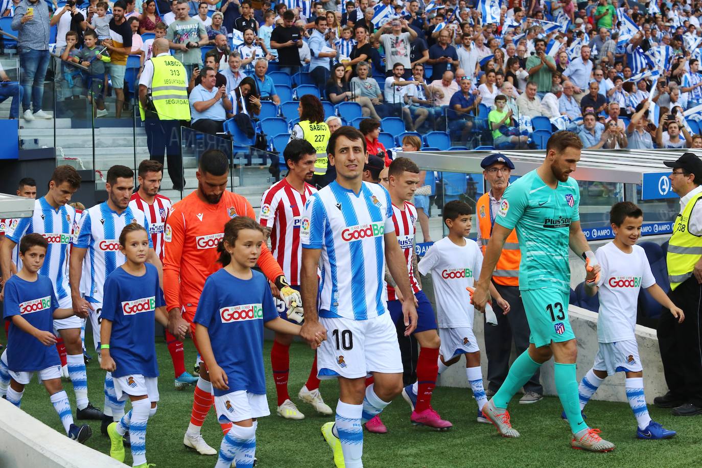 Gran ambiente en el estreno de la Real esta temporada en Anoeta