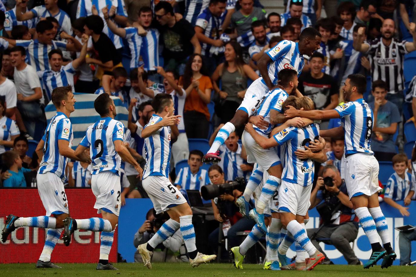 Gran ambiente en el estreno de la Real esta temporada en Anoeta