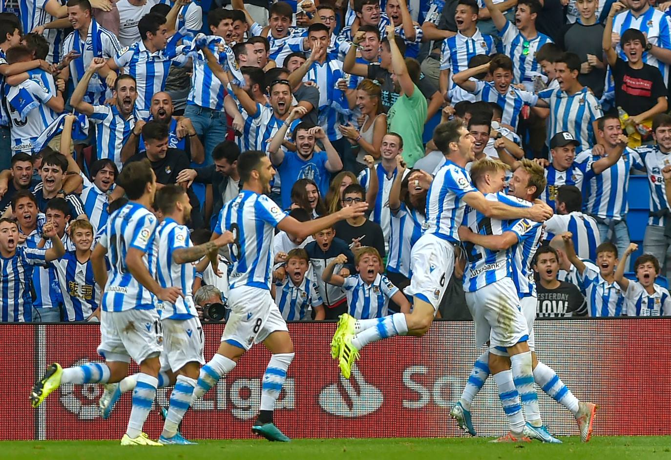 Gran ambiente en el estreno de la Real esta temporada en Anoeta