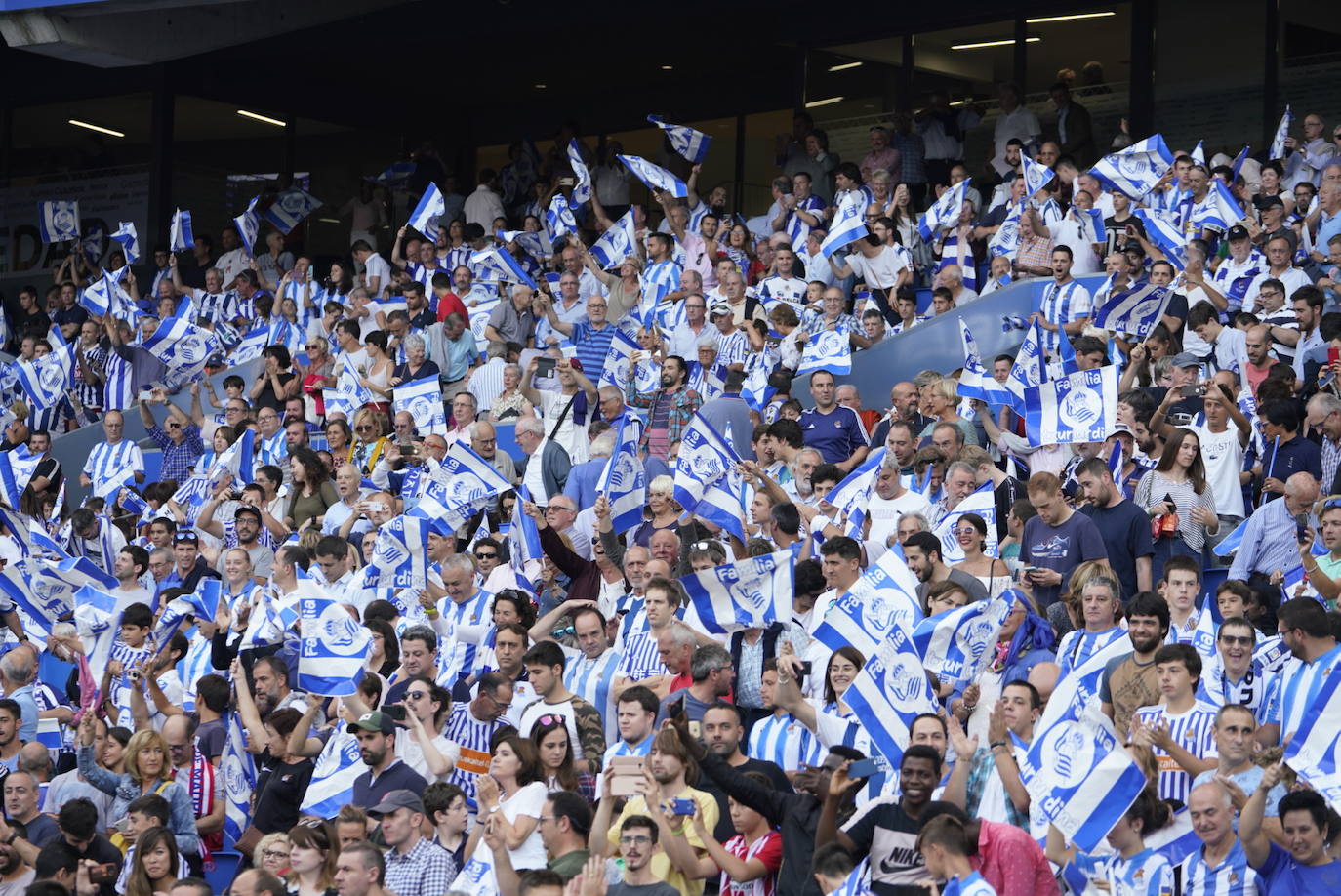 Gran ambiente en el estreno de la Real esta temporada en Anoeta