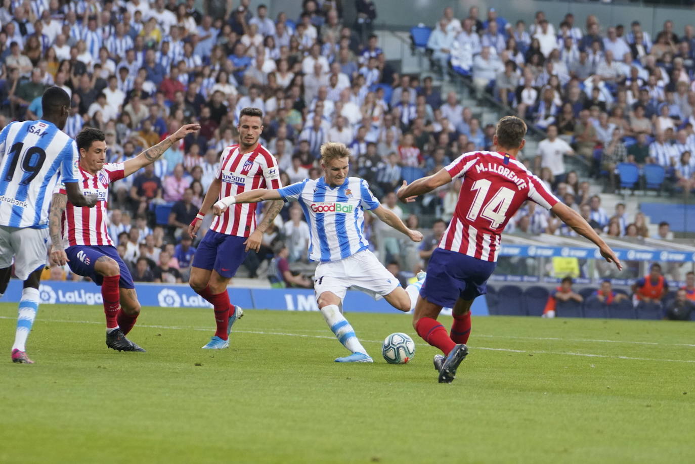 Gran ambiente en el estreno de la Real esta temporada en Anoeta