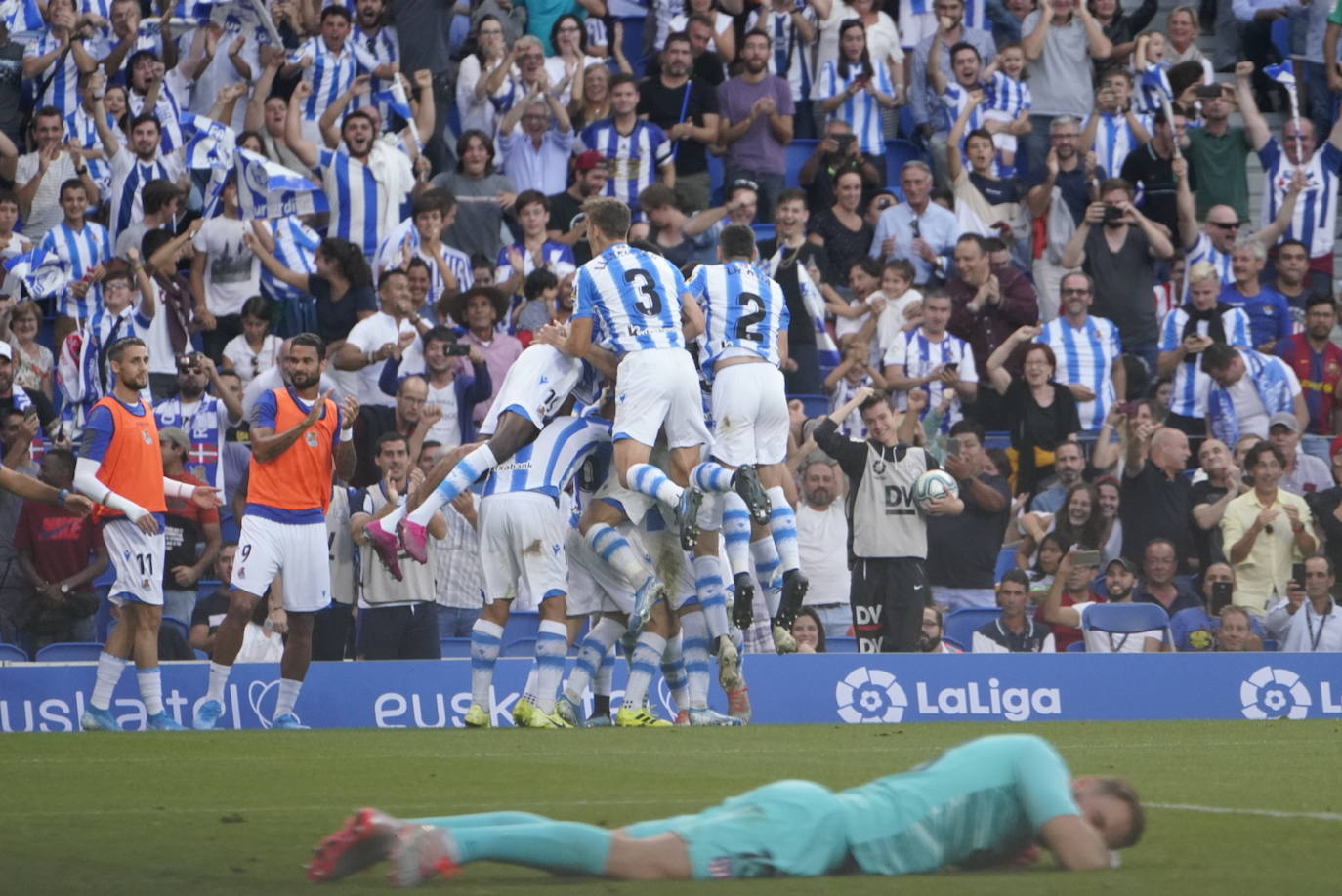 Gran ambiente en el estreno de la Real esta temporada en Anoeta