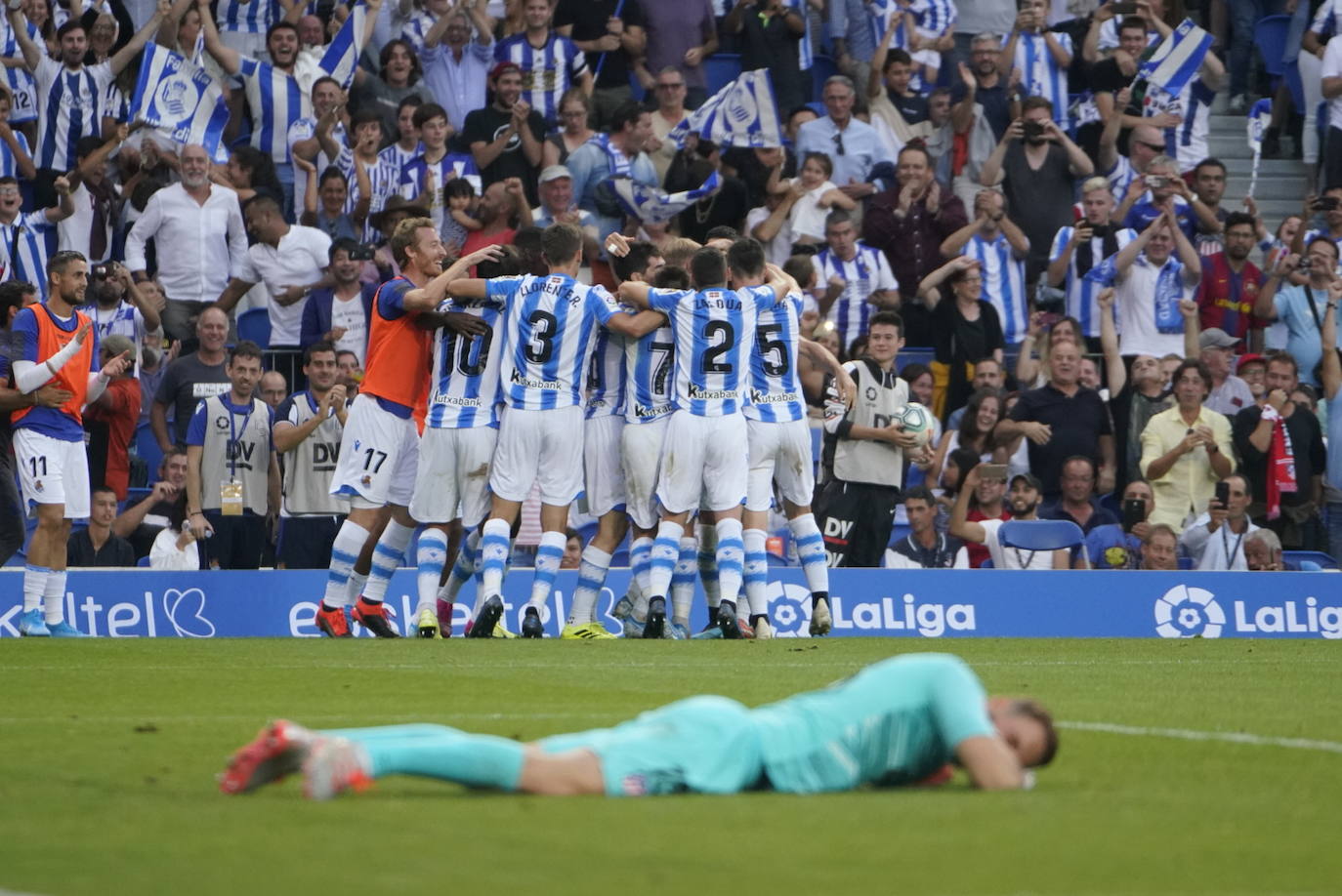 Gran ambiente en el estreno de la Real esta temporada en Anoeta