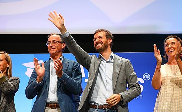 Galería. Casado respalda la apuesta del PP vasco por la foralidad. 