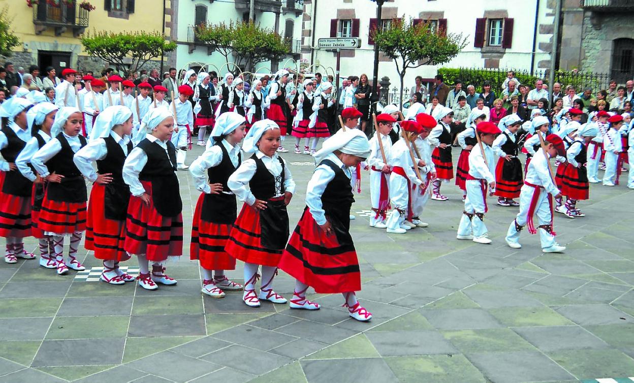 Dantzaris de Irurita en la Plaza en una edición anterior. 